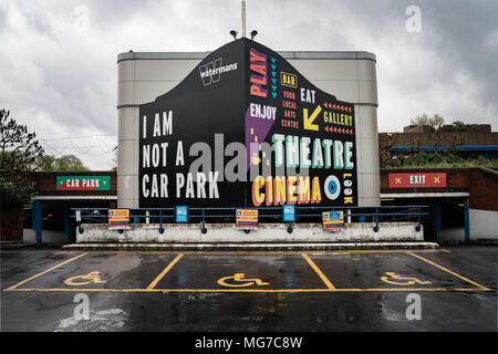 Opinions de l'Watermans Arts Centre (affichage de l'installation d'un panneau "Je ne suis pas un parking') à Brentford , , Londres. Date de la photo : Vendredi, Avril 27, 2018 Banque D'Images