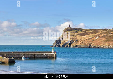 La baie de Port Erin et port avec tête en arrière-plan et Bradda Printing Milner monument qui a la forme d'une clé Banque D'Images