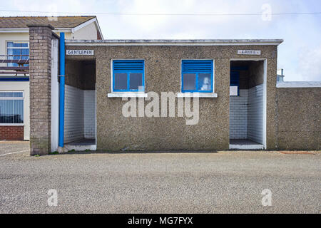 Bloc de toilettes messieurs et dames au port de Port St Mary, île de Man Banque D'Images