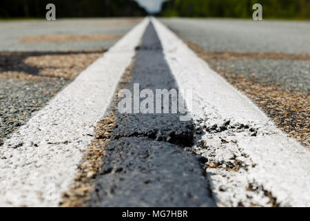 Blanc double bande continue sur la route asphaltée. Banque D'Images