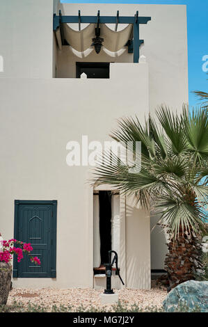 Fleurs en pot à la maison par la mer Banque D'Images