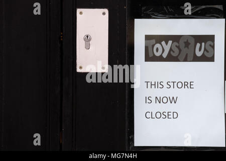 Toys R Us store panneau disant le magasin est maintenant fermé à Cardiff, Pays de Galles, Royaume-Uni. Banque D'Images