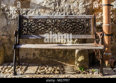 Erice, Italie - 11 août 2017 : vieux banc en bois de style rétro dans la vieille ville du village historique d'Erice en Sicile, Italie Banque D'Images