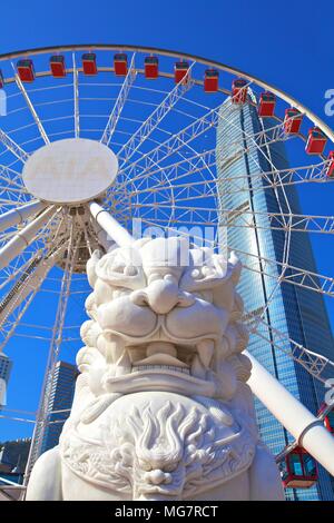 Avec le Lion gardien chinois Hong Kong roue d'observation et de l'IFC Building, Hong Kong, Chine, Asie du Sud Est Banque D'Images