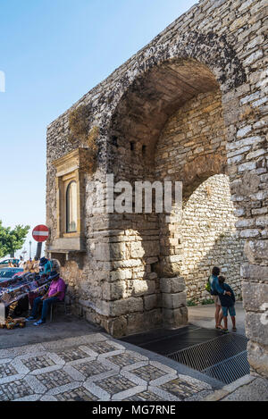 Erice, Italie - 11 août 2017 : Street avec les gens autour de la vieille ville du village historique d'Erice en Sicile, Italie Banque D'Images