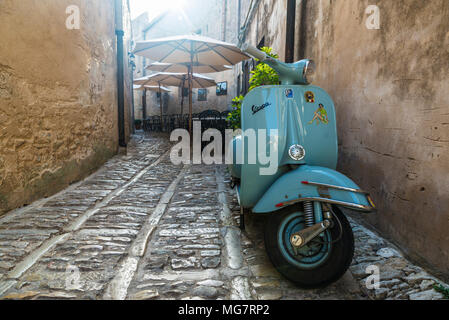 Erice, Italie - 11 août 2017 : Vieux Vespa moto dans la vieille ville du village historique d'Erice en Sicile, Italie Banque D'Images