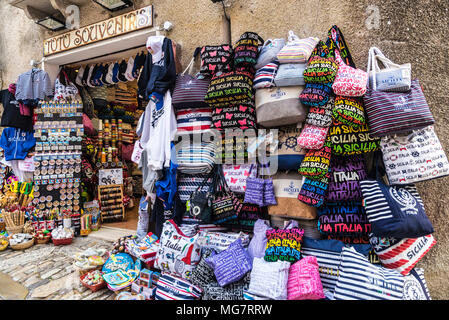 Erice, Italie - 11 août 2017 : magasin de souvenirs dans la vieille ville du village historique d'Erice en Sicile, Italie Banque D'Images