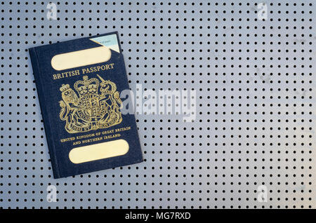 Expiré passeport britannique avec couvercle bleu Banque D'Images