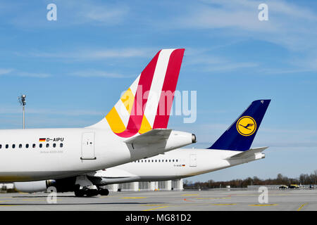 Germanwings, A320-200, A 320, Lufthansa, A350-900, un 350, côte à côte, déploiement, la concurrence, l'aéronef, avion, Avion, Aéroport Munich, MUC, Allemagne Banque D'Images