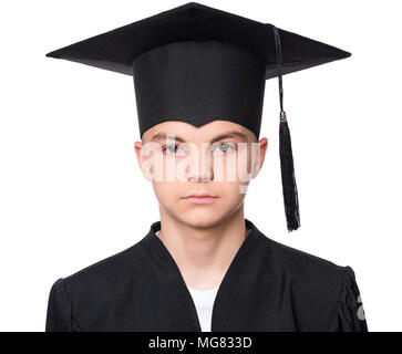 Close up portrait of graduate student garçon ado en noir graduation gown with hat - isolé sur fond blanc. Retour à l'école de l'enfant et de l'éducation Banque D'Images