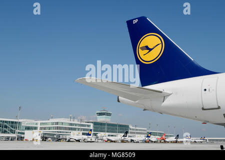 Sommaire, vue, Terminal 2, Satellit, Lufthansa, Line Up, Position, rampe, avion, avion, Avion, Aéroport Munich, MUC, Allemagne, Banque D'Images