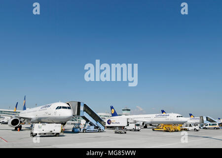 Sommaire, vue, Terminal 2, Satellit, Lufthansa, Line Up, Position, rampe, avion, avion, Avion, Aéroport Munich, MUC, Allemagne, Banque D'Images