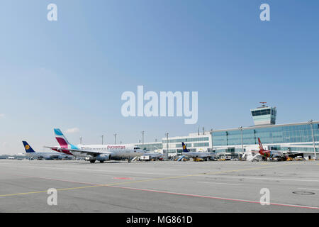 Sommaire, vue, Terminal 2, Satellit, Lufthansa, Line Up, avion, avion, Avion, Aéroport Munich, MUC, Allemagne, Banque D'Images