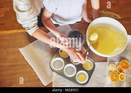 Faire des muffins et de moulage dans des moules Banque D'Images