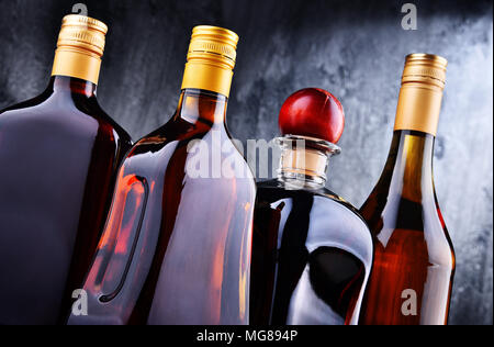 Composition avec des bouteilles de boissons alcoolisées. Banque D'Images