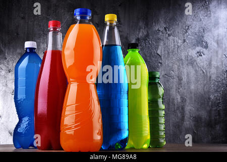 Les bouteilles en plastique d'un assortiment de boissons gazeuses non alcoolisées dans une variété de couleurs Banque D'Images