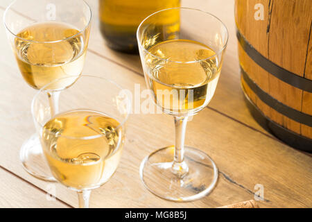 Sherry français à sec dans un verre de vin de dessert Banque D'Images