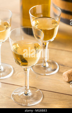 Sherry français à sec dans un verre de vin de dessert Banque D'Images