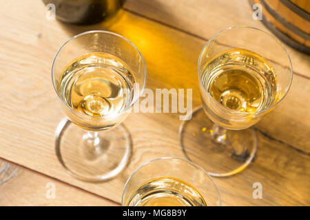 Sherry français à sec dans un verre de vin de dessert Banque D'Images