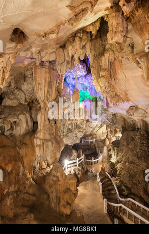 À l'intérieur de l'éclairé et spacieux de Tham Chang (ou Jang ou Jung) Grotte à Vang Vieng, province de Vientiane, Laos. Banque D'Images