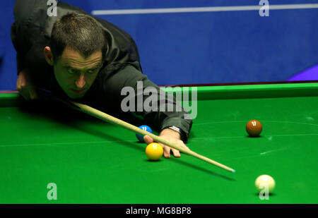 Ronnie O'Sullivan pendant son match contre Ali Carter pendant sept jours du championnat du monde 2018 Betfred au creuset, Sheffield. Banque D'Images