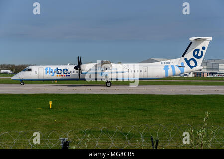 MANCHESTER, Royaume-Uni - 21 avril, 2018 : Flybe Embraer prête à partir à l'aéroport de Manchester Banque D'Images