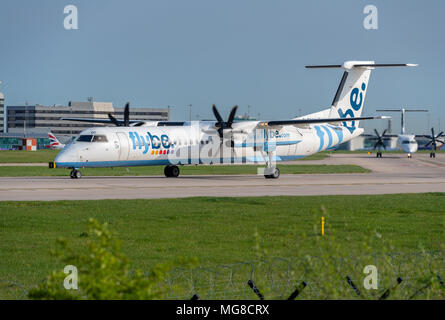 MANCHESTER, Royaume-Uni - 21 avril, 2018 : Flybe Embraer prête à partir à l'aéroport de Manchester Banque D'Images