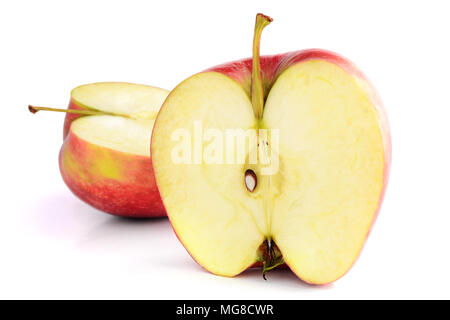 Une pomme rouge, coupé en morceaux. Les deux moitiés d'une pomme sur un fond blanc d'isoler. Banque D'Images