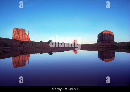 Mitten Buttes, Monument Valley, Utah et l'Arizona, reflétée dans la piscine après la pluie. Banque D'Images