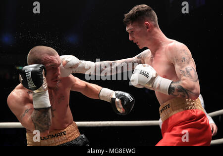 Drew Brown (à droite) et Sam Evans concurrence dans la demi-finale 1 de l'ultime compétition Boxxer au M.E.N. Arena, Manchester. Banque D'Images