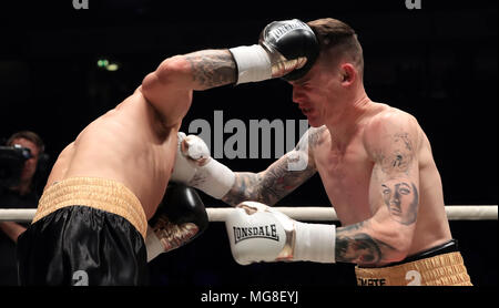 Drew Brown (à droite) et Sam Evans concurrence dans la demi-finale 1 de l'ultime compétition Boxxer au M.E.N. Arena, Manchester. Banque D'Images