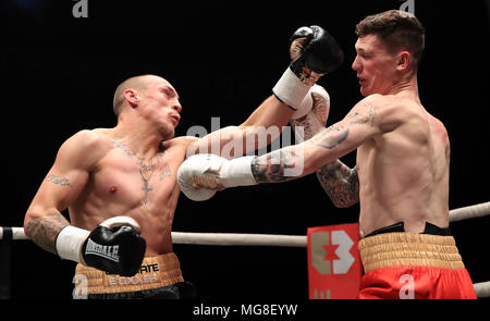 Drew Brown (à droite) et Sam Evans concurrence dans la demi-finale 1 de l'ultime compétition Boxxer au M.E.N. Arena, Manchester. Banque D'Images