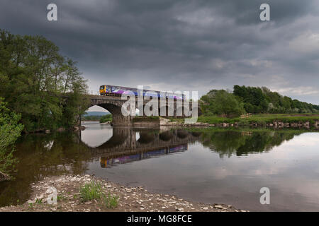 Une classe d'Arriva Northern rail train pacer 144 traverse la rivière lune à Arkholme est de Carnforth Banque D'Images