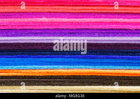 Des bandes de tissu multicolores horizontale sur l'autre. La texture de tissu à rayures de couleur Banque D'Images