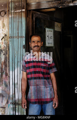 L'homme de réparation dans son atelier, le Koweït Banque D'Images