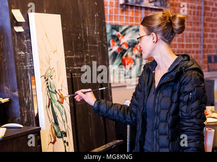Artiste Katie Maher créer une peinture à l'huile dans sa galerie ; Salida, Colorado, USA Banque D'Images