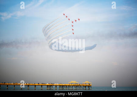 La Britannique Red Arrows jets flying sur une jetée au Koweït, le golfe Persique Banque D'Images