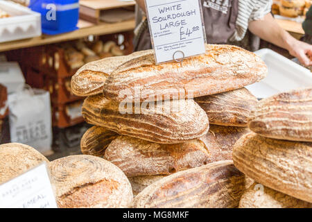 Londres, Royaume-Uni - Mai 2, 2015 : divers pains de pains entassés sur un étal du marché de Borough Market, London en attente d'achat. Banque D'Images