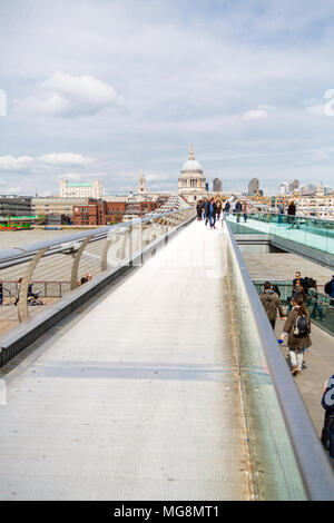 Londres, Royaume-Uni - Mai 2, 2015 : la Cathédrale St Paul et c'est à partir du dôme distinctif Millennium Bridge dans le centre de Londres. Banque D'Images