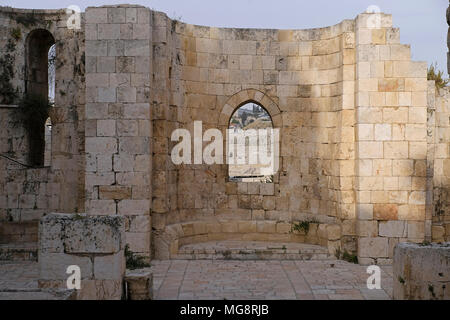 Ruines de Saint Mary's de la German Knights également connu sous le nom de l'église Santa Maria Crusader et l'église de Sainte Marie des Allemands qui était un complexe de l'époque des croisés qui comprenait une église, l'auberge et de l'hôpital construit en 1128 pour servir les pèlerins de langue allemande situé dans le quartier juif de la vieille ville de Jérusalem-Est Israël Banque D'Images