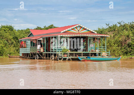 La vie simple du shopping au magasin local sur le Grand lac de Tonle Sap au Cambodge Banque D'Images