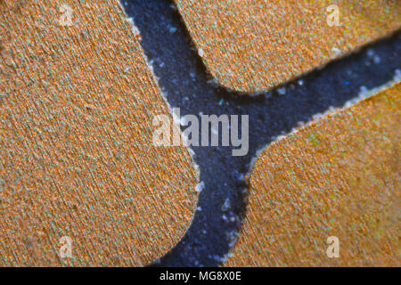 Puce NFC sous le microscope. Closeup macro photographie. Banque D'Images