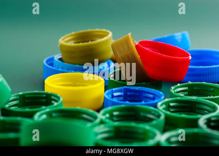Des bouchons en plastique de différentes couleurs. Banque D'Images
