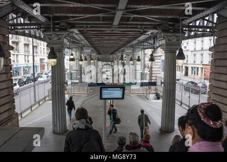 La gare de métro à La Motte Picquet Grenelle à Paris, Banque D'Images