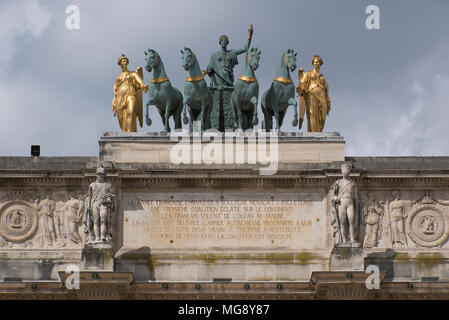 Statues sur haut de l'Arc de triomphe du Carrousel, Musée du Louvre, Paris Banque D'Images