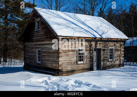 Log Cabin en hiver en Ontario au Canada. Banque D'Images