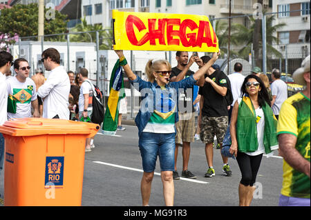 Copacabana, Rio de Janeiro, Brésil - le 31 juillet 2016 : une femme affiche une bannière pour protester contre la corruption pratiquée par les politiciens brésiliens Banque D'Images