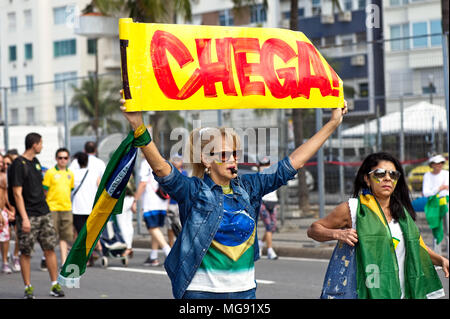 Copacabana, Rio de Janeiro, Brésil - le 31 juillet 2016 : une femme affiche une bannière pour protester contre la corruption pratiquée par les politiciens brésiliens Banque D'Images