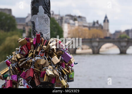 Cadenas des amoureux sur le Pont des Arts, Paris, France Banque D'Images