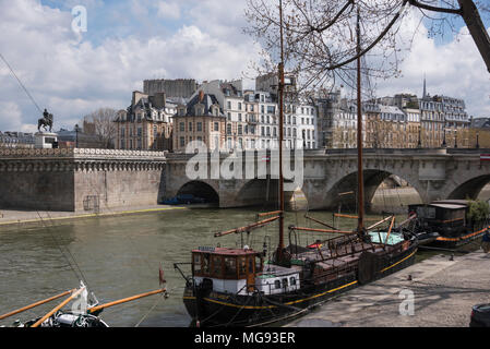 Les barges à voile à la location ou par le Pont Neuf, Paris, France Banque D'Images